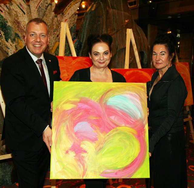 Stefan Schertler (Casino Seefeld), Brigitte Bösche (Künstlerin) und Carolin Zeller (Laudatorin)  | Foto: Casino Seefeld