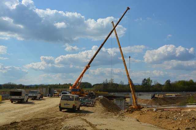 Autokräne errichten am Knoten Riegersdorf gerade die Brückenbau-Tragwerke.