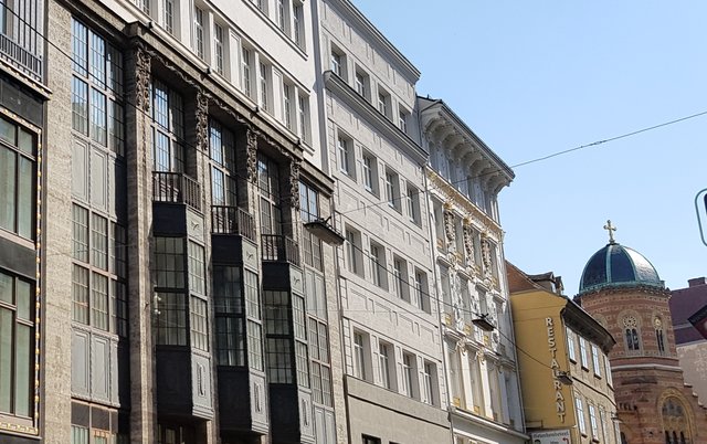 Hier sieht man eine Kuppel der Metropolitenkirche am Fleischmarkt.