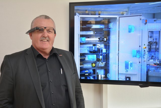 Innungsmeister Herbert Ohr mit einer modernen Datenbrille.