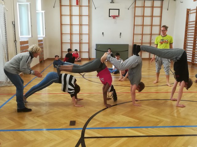 Verschiedene Yoga-Übungen testeten die Schüler der NMS Steinbauergasse in ihrem Turnsaal. | Foto: NMSi Steinbauergasse