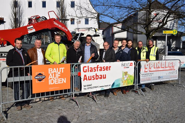 Vertreter von Gemeinden, Baufirmen und Infotech beim Spatenstich für den Glasfaser-Ausbau in großen Teilen von Utzenaich und Forchtenau. | Foto: Infotech