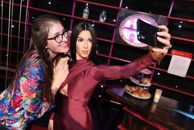 Selfie machen erlaubt: Noch bis Mitte Juli steht die Wachsfigur von Kim Kardashion bei Madame Tussauds Wien. | Foto: Madame Tussauds Wien/Katharina Schiffl