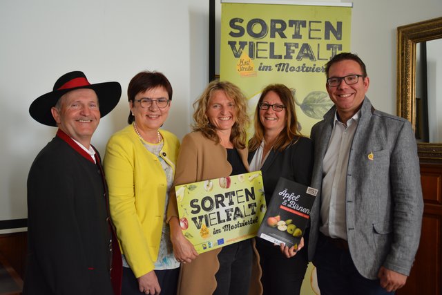 Mit neuem Buch: Leopold Reikersdorfer, Michaela Hinterholzer, Gerlinde Handlechner, Martina Schmidthaler, Christian Haberhauer.