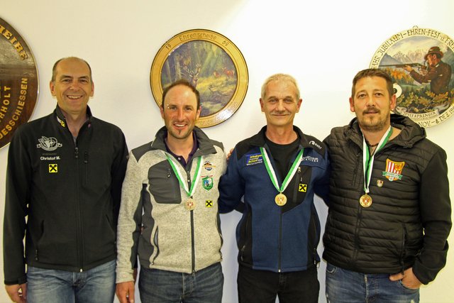 v.l.: Bezirksoberschützenmeister Christof Melmer, Hannes Gstrein (Silber), Rainer Kurz (Gold) und Philipp Sattler (Bronzer)