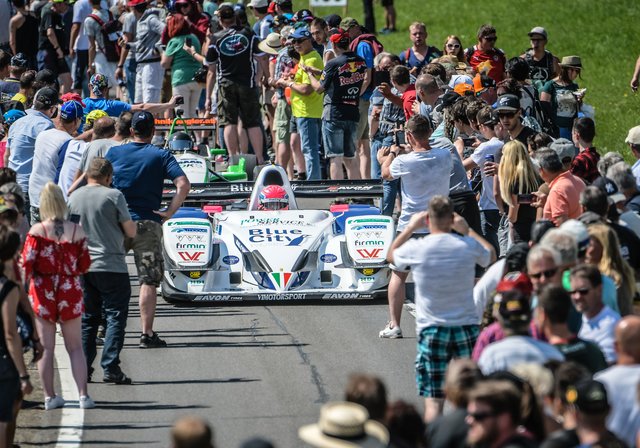 Die Fans stehen für die Piloten Spalier. | Foto: GEPA