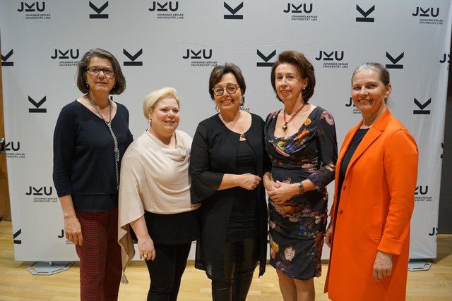Mutmacherinnen Christine Haiden, Jutta Oberweger und Ulrike Mursch-Edlmayr mit Obfrau vom Verein "Frauen im Trend" Claudia Durchschlag und Medienfrau Doris Schulz