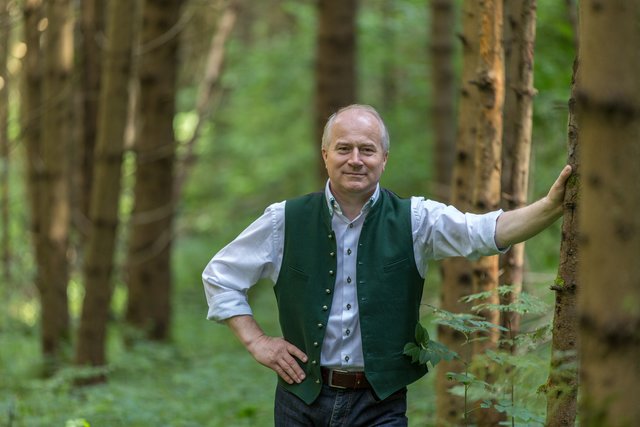 Steirisches Holz für Paris: LR Johann Seitinger bietet Hilfe für Wiederaufbau von Notre-Dame an.