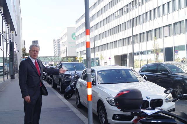 Stellvertretender Bezirkschef Thomas Mader (SPÖ) zeigt auf den Platz der neuen Bushaltestelle. | Foto: Foto: Reisenbauer
