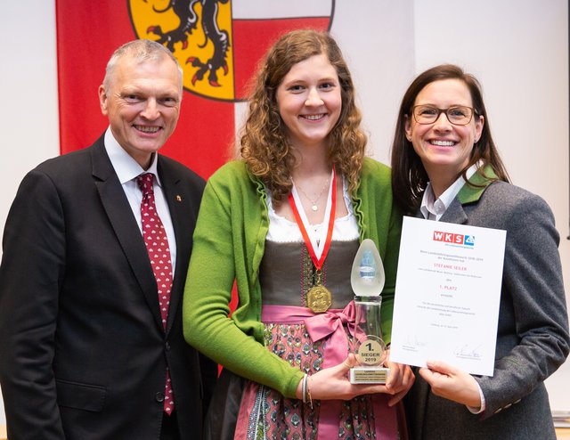 Josef Schöchl gratuliert der Siegerin Stefanie Seiler und ihrer Lehrherrin Martina Moser.