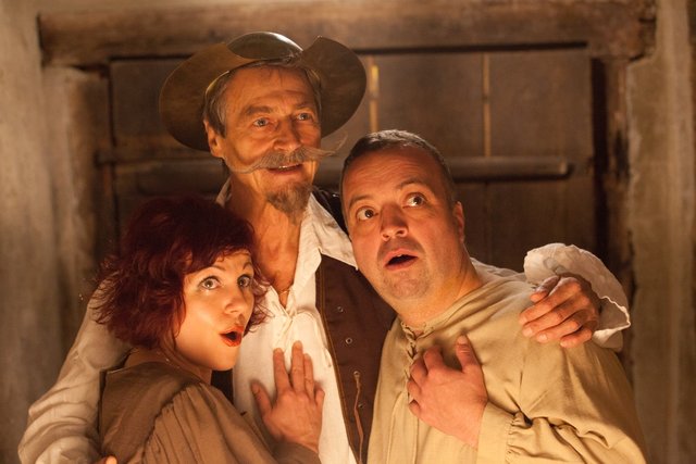 "Der Mann von La Mancha", Albecker Sommertheaterproduktion 2018: Dagmar Sickl (Aldonza), Charles Elkins (Don Quichote), Martin Leitner (Sancho Pansa) | Foto: Schlosstheater Albeck