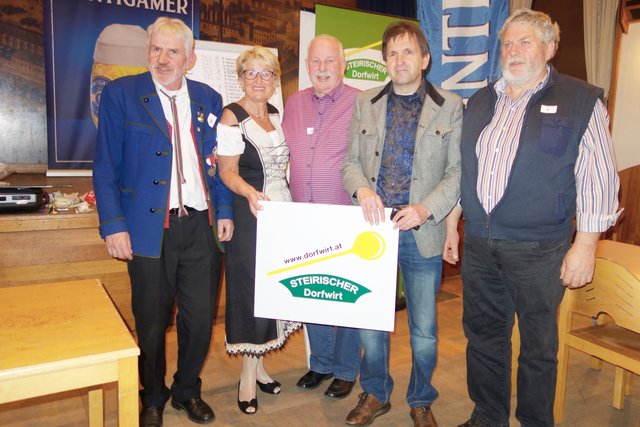 Finale des Dorfwirteschnapsens: Anton Schweigler (4. Platz), Dorfwirte-Obfrau Hannelore Wölfler, Sieger Franz Köhler, Hubert Luckner, Alfred Bruggraber (v.l.). | Foto: KK