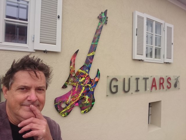Mag E-Gitarren so sehr, dass er sie auch mal zerstört: Ronald "Hero" Heberling.
