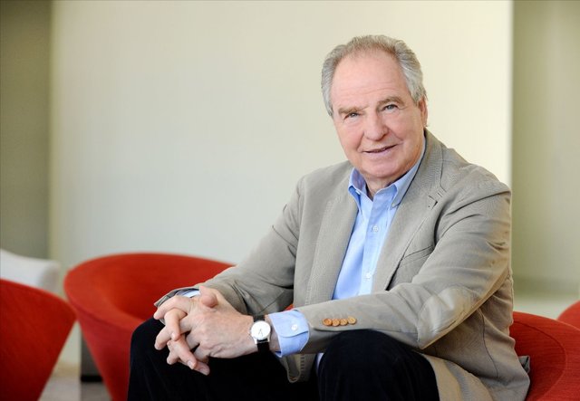 Schauspieler Friedrich von Thun gibt Wildon die Ehre.  | Foto: Dorothee Falke (T&amp;T)