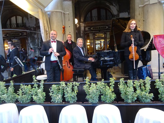 Seinen 75. Geburtstag feierte er im berühmten Cafe Florian in Venedig. Dort spielte er ein Kurzkonzert.
