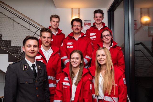 Stephan Hofmann mit den neu angelobten SanitäterInnen Sabrina Jungmann, Celine Bergmann, Alexander Ortner, Manuel Jesacher, Martina Weiler,
Daniel Walder und Philip Walder.