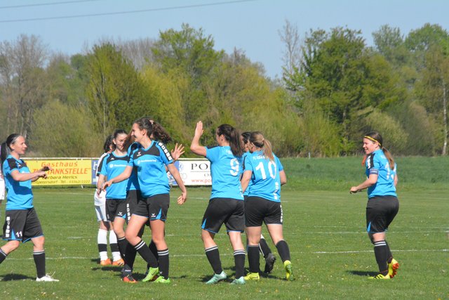 Kerstin Weber (Nr. 9) jubelte mit ihren Kolleginnen über die frühe Führung.