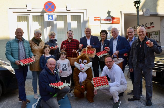 vlnr: Robert Nußbaummüller, Uli Schachner, Regina Voglhuber, Dominic Schlatter, Alois Schroll, Doris Dangl, Herbert Scheuchelbauer, Ferdinand Schönbichler, Ernst Simmer; vorne: Lilly Schlatter, Peter Blessky, Renée Schlatter, Laura Wagner als Osterhase, Willi Reiter
