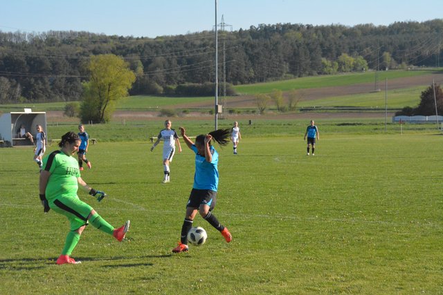 Neuzugang Maryam Akbari kam hier gegen Torhüterin Doris Gastgeber etwas zu spät.