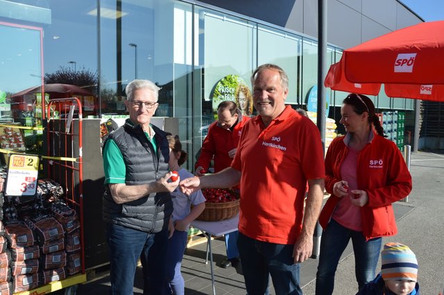 Ostereierverteilaktion der SPÖ Hartkirchen am Karsamstag mit Vizebürgermeister Johann Humer