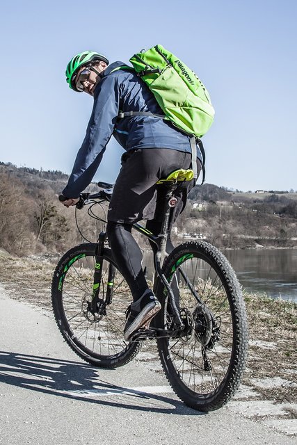 Mit diesem grünem Helm und Rucksack ist Herwig Kolar die kommenden Monate unterwegs und hat Geschenke dabei.  | Foto: Region Urfahr West