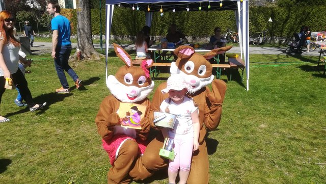 Frau und Herr Osterhase freuten sich über das gemalte Bild von Alexandra