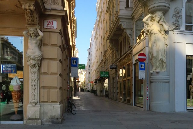 Die beiden Damen flankieren den Zugang zur Naglergasse, einer der lauschigsten alten Gassen bei uns