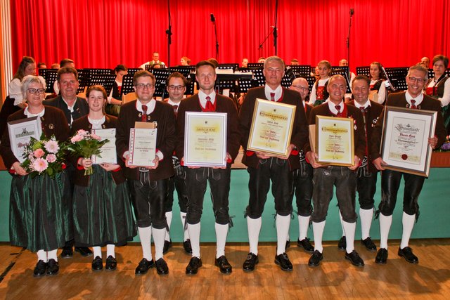 v.l. Monika Stoll, Bgm. Josef Knabl, Nadine Schöpf, Daniel Trenkwalder, Obmann Christian Neuner, Alexander Gstir, Alfred Stoll, Kpm. Toni Haßlwanter, Egon Pinzger, Bezirksobmann Daniel Neururer und neues Ehrenmitglied Harald Stoll