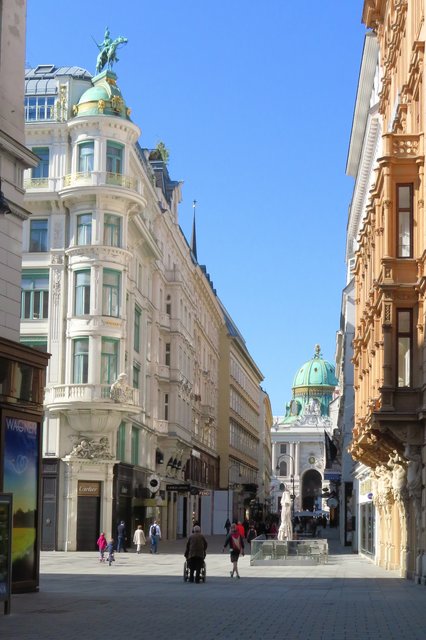 Am Stammhaus der Fa. Meinl vorbei durch den Kohlmarkt auf die Michaelerkuppel der Wiener Hofburg geschaut