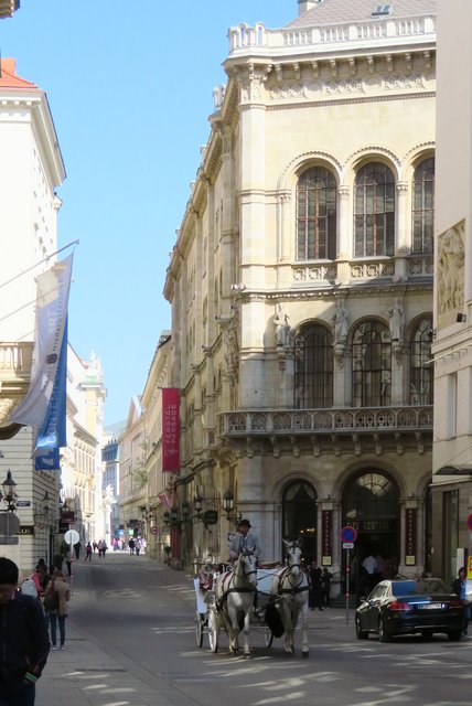 Noch ein paar Schritte weiter sind wir wieder beim Café Zentral und in der Begegnungszone Herrengasse und begegnen hier einem Fiaker