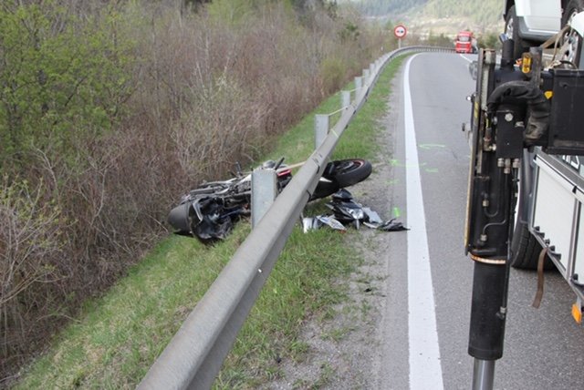 Bei einem Verkehrsunfall in Prutz erlag ein Motorradfahrer noch an der Unfallstelle seinen schweren Verletzungen. | Foto: Karl Heymich
