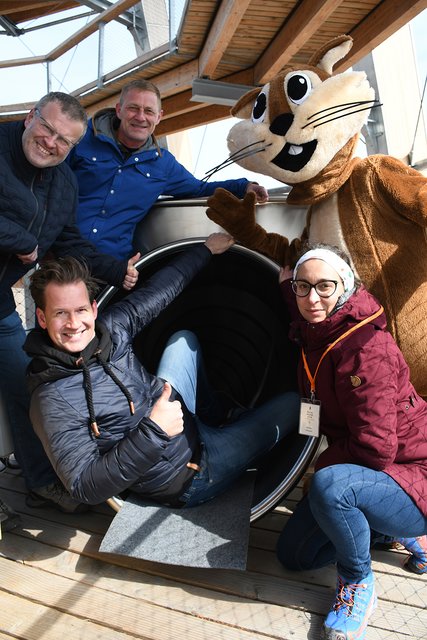 „Alles Einsteigen“ – Vizebürgermeister Wolfgang Schlair am Start der Tunnelrutsche am Baumwipfelpfad Salzkammergut. Flankiert wird der Gmundner Tourismusreferent von Sozialstadtrat Martin Apfler, Baumwipfelpfadmarketingchef Christian Kremer, Baumwipfelpfadmaskottchen Emil und Baumwipfelpfadstandortleiterin Melika Forstner (v.l.n.r.). | Foto: Wolfgang Ebner