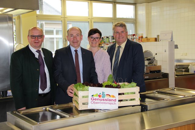 Verleihung der Genusslandplakette an die LWBFS Waizenkirchen.
Am Bild von links: Landeschulinspektor Johann Plakolm, Agrar-Landesrat Max Hiegelsberger, Küchenchefin Sonja Spanfeld und Direktor Walter Raab. | Foto: Land OÖ/ Mallinger