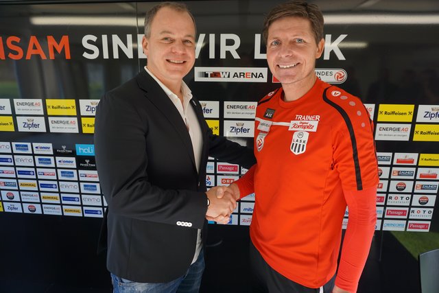 Oliver Glasner (re). bei der vorzeitigen Vertragsverlängerung beim LASK Ende 2017.