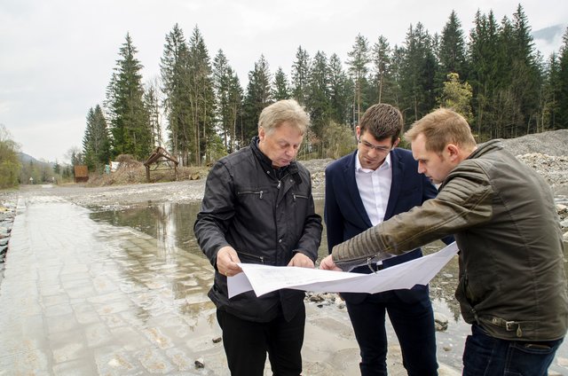 Schutzmaßnahmen für R3: Vzbgm. Leopold Astner (v. l.), LR Martin Gruber und Fachreferent Christian Zechner am Oselitzenbach | Foto: LR Gruber