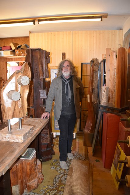 Wie viele Holz-Skulpturen er schon angefertigt hat, weiß Franz Weghofer selbst nicht: "Jedes kleinste Stück Holz wird verarbeitet."
