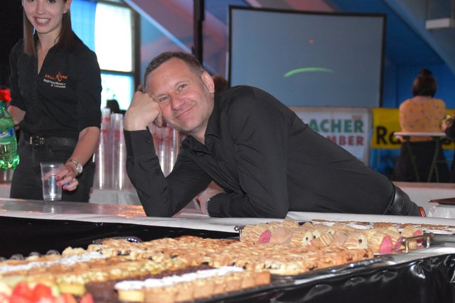 Max Lesnik hatte das Buffet voll im Griff