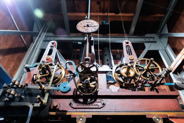 Pünktlich: Das Uhrwerk aus 1905 wird auch händisch umgestellt. | Foto: Jorj Konstantinov
