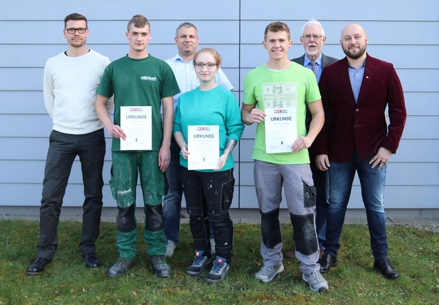 Die erfolgreichen Glaserlehrlinge mit ihren Gratulanten: v. l. Martin Himmelbauer, Manuel Bär, Gerald Wiesbauer-Pfleger, Stefanie Huber, Tobias Kohel, Branchenvertreter Siegfried Seidl und Walter Krausmann.
  | Foto: WKOÖ