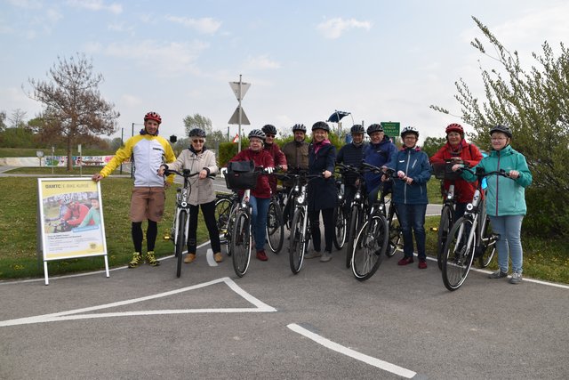 Manfred Zöger (ÖAMTC) mit den E-Bike-Kursteilnehmern in Tulln. | Foto: Zeiler