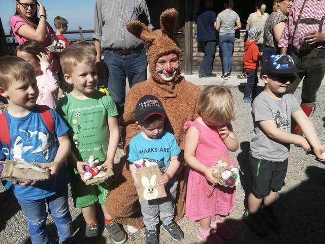 Sebastian, Elias, Alexander, Stella und Tarik trafen den Osterhasen.
