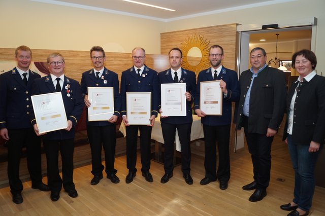 Ehrungen bei der Generalversammlung des Musikvereines.
V.l.n.r.: Kapellmeister Thomas Keplinger, Obmann Franz Scheuringer, Franz Reiter, Günther Baschinger, Andreas Andlinger, Thomas Anzengruber, Bürgermeister Manfred Mühlböck, Bezirksobfrau Andrea Märzendorfer. | Foto: Alois Ferihumer