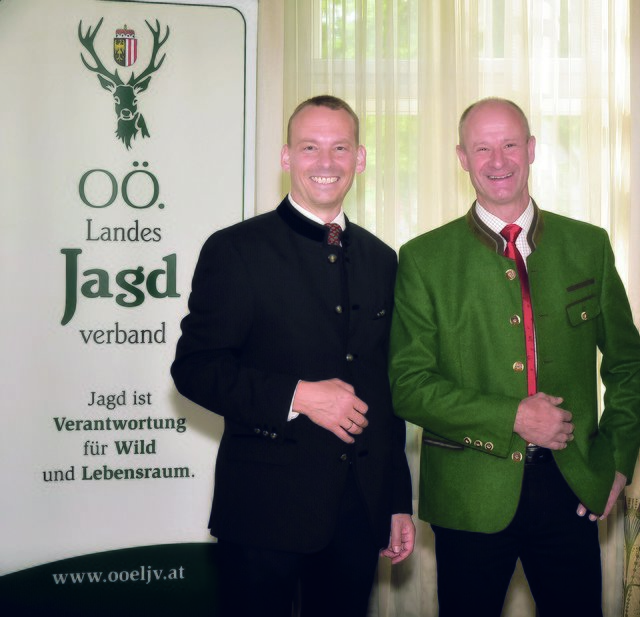 Christopher Böck, Geschäftsführer des OÖ Landesjagdverbandes, gratuliert Herbert Sieghartsleitner, neuer Landesjägermeister von Oberösterreich, zu seinem neun Amt (v. l.). | Foto: OÖLJV
