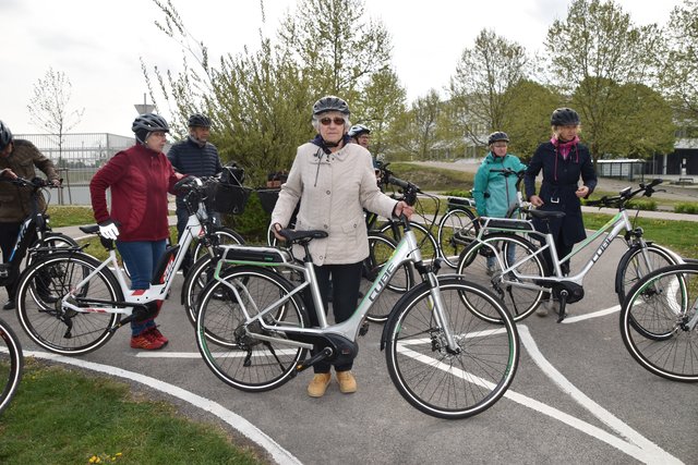 23 Kilo - so schwer sind E-Bikes: Einmal heben und wieder hinstellen. | Foto: Zeiler