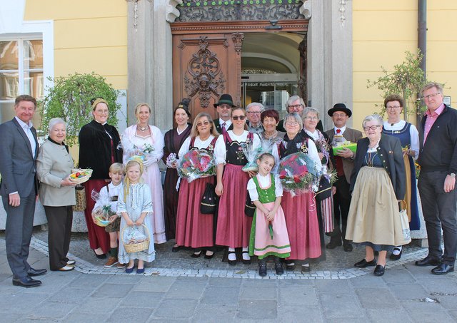 Das Brauchtumszentrum überreichte einenn Ostergruß.  | Foto: Stadt Wels
