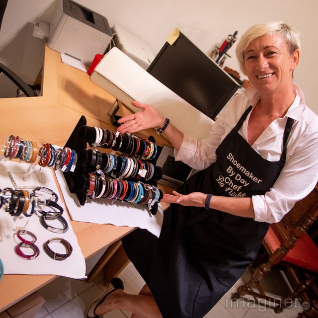 Die Produkte von Sonja sind durchaus vielfältig - Schuhe, Schmuck, Peitschen und Gürtel gibt es hier. | Foto: Roland Kreutzer