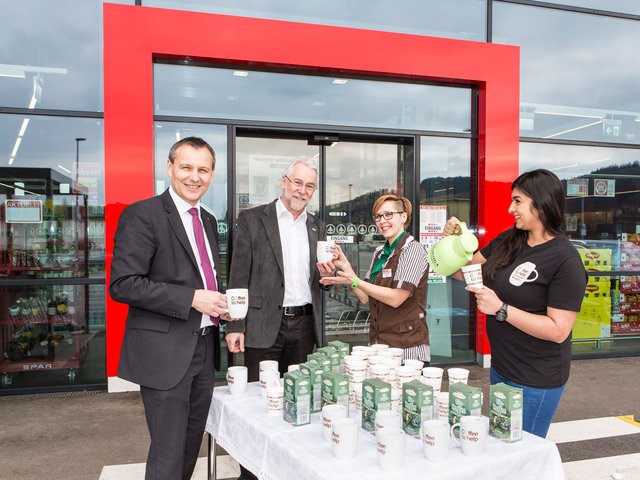 Spar und youngCaritas laden zum sechsten ,,Coffee to help“-Tag: Spar-GF Paul Bacher Caritas-Direktor Josef Marketz sowie Katrin Pilgram von Spar und Sandra Disho von der youngCaritas
