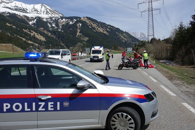 Die 27-jährige Bikerin touchierte einen Pkw und stürzte schwer. | Foto: Zoom Tirol