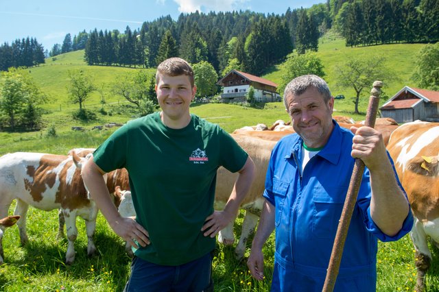 Viele Landwirte in Bayern legen Blühstreifen an, die nicht oder erst sehr spät gemäht werden.  | Foto: Milchwerke BGL