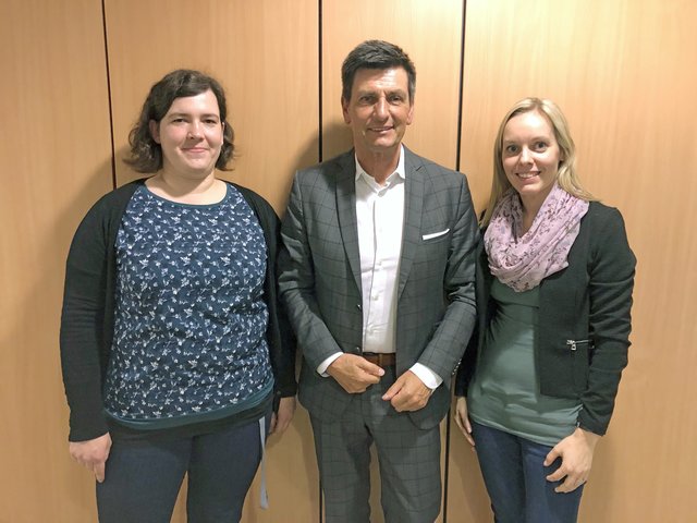 Sozial-LR Christian Illedits mit den beiden Pflege- und Sozialberaterinnen Sonja Simitz und Manuela Blutmager